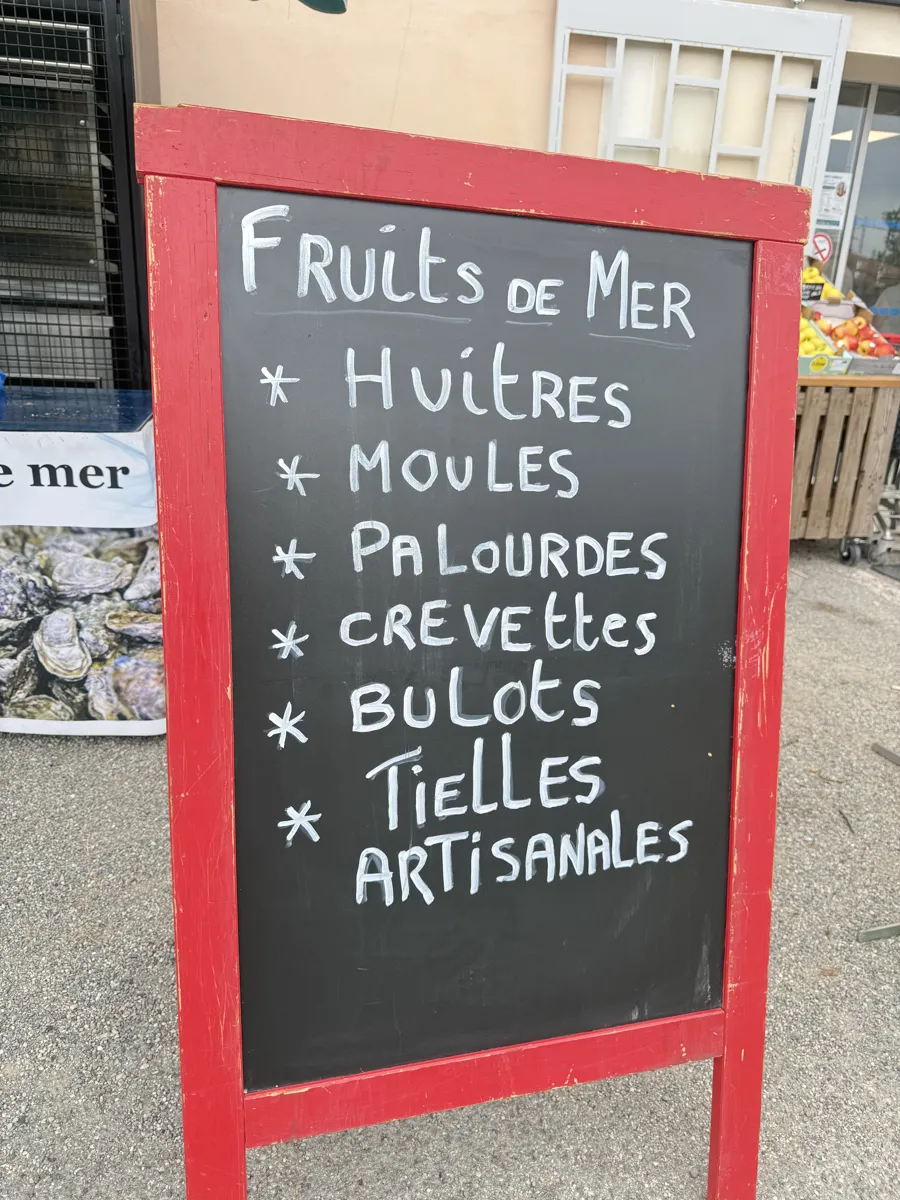 L'ardoise : huîtres, moules, palourdes, crevettes, bulots, tielles artisanales