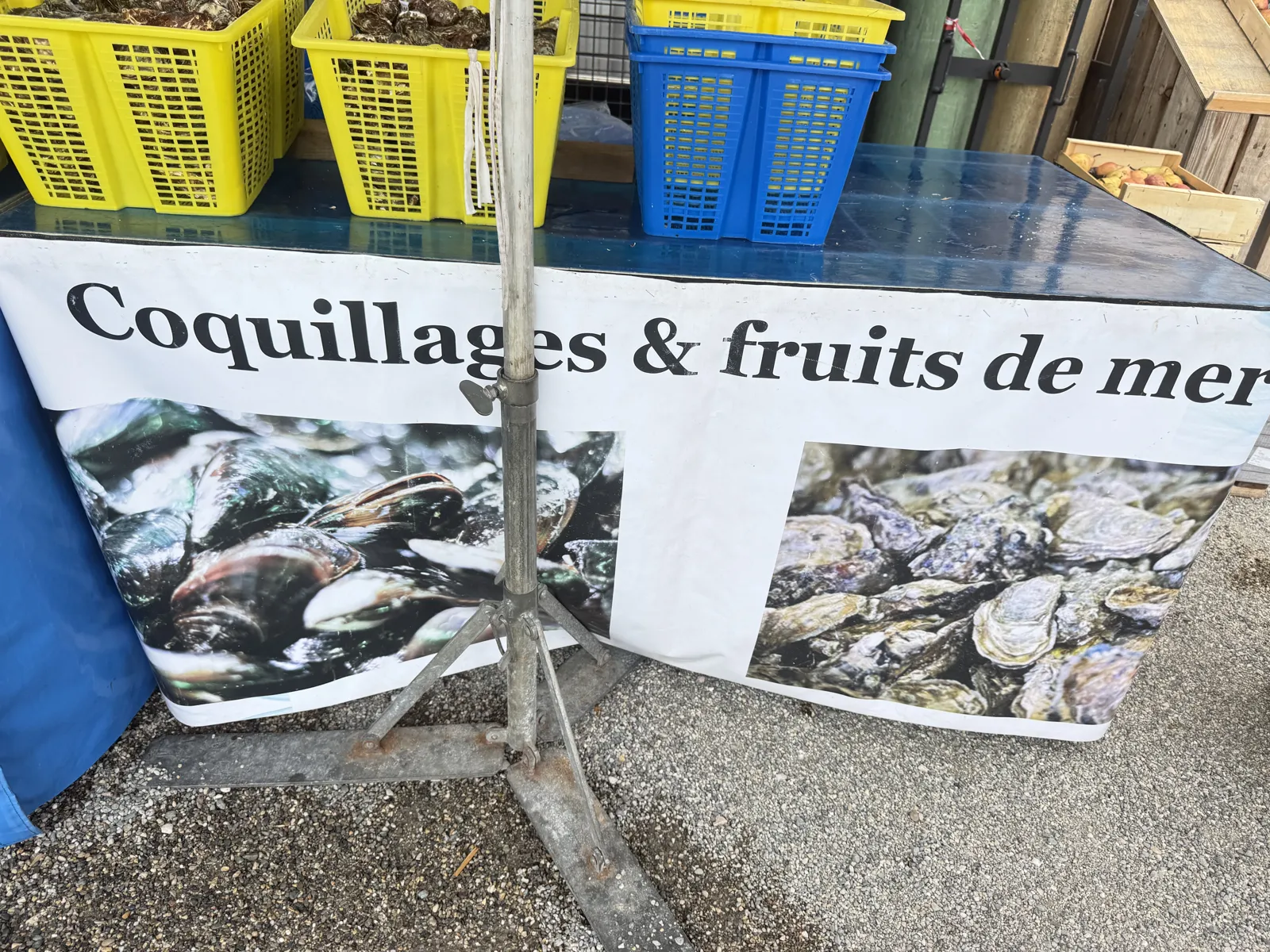 Bannière « Coquillages & fruits de mer » devant l'étal