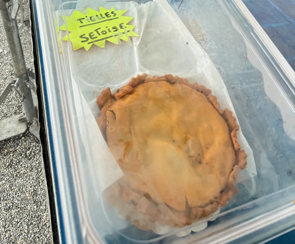 Tielle sétoise artisanale dans la vitrine